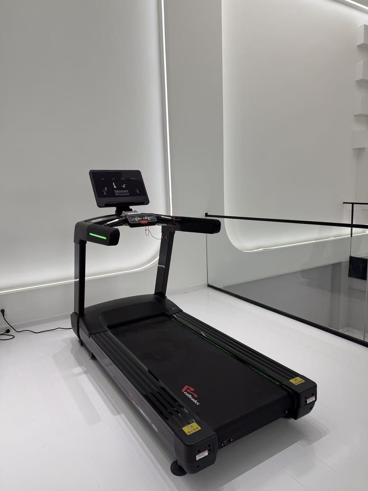 RCT-850 Commercial Treadmill Mirroring
