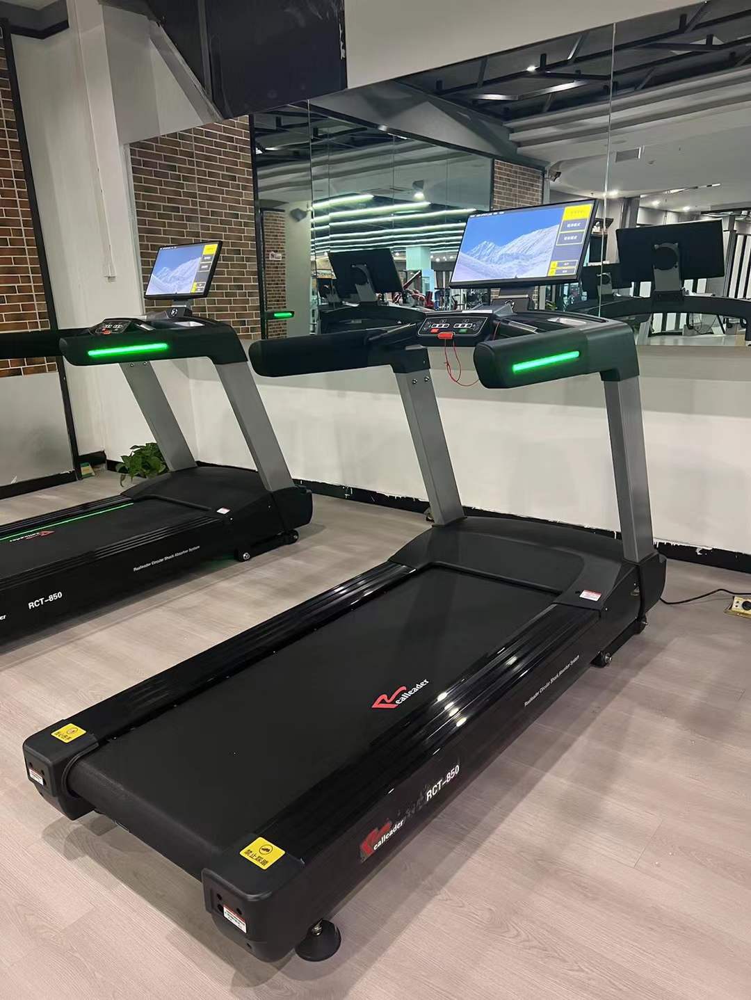 RCT-850 Commercial Treadmill Mirroring